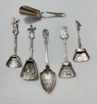 Lote composto por seis peças em prata de lei, sendo quatro sugar shovels holandesas em prata de lei, peças ricamente trabalhadas com cenas rurais em alto-relevo e cabos decorados com moinhos e figuras; uma colher decorativa europeia com concha gravada; e uma colher lisa. Conjunto típico da prataria holandesa de (18901930),Peso.111 gramas.