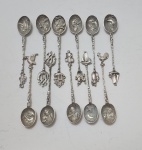 Lote composto por 11 colheres decorativas holandesas em prata de lei, todas com cabos torcidos e terminais ornamentados com miniaturas típicas (aves, barcos, brasões, moinho, figuras diversas). As conchas apresentam cenas em alto-relevo representando camponês holandes com uma caneca na mão, excelente detalhamento. Produção do início a meados do século XX. Peso 100 gramas.