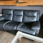 Sofá de três lugares, confeccionado em couro natural preto, apresentando toque macio, alta resistência e elegância atemporal. O modelo possui mecanismos reclináveis individuais, permitindo inclinação confortável tanto do assento quanto do encosto. Estrutura sólida, braços largos e costuras reforçadas completam a estética robusta e contemporânea. O encosto alto e o estofamento abundante oferecem excelente ergonomia,