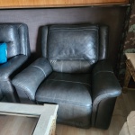 Poltrona reclinável de linhas contemporâneas, executada em couro natural preto, apresentando estofamento robusto e conforto superior. Encosto alto com almofadas seccionadas, braços largos e assento profundo, compondo peça de excelente ergonomia. Estrutura interna reforçada, com mecanismo reclinável funcional e de abertura suave.