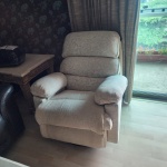 Poltrona reclinável de linhas contemporâneas, executada em tecido gorgurão bege, apresentando estofamento robusto e conforto superior. Encosto alto com almofadas seccionadas, braços largos e assento profundo, compondo peça de excelente ergonomia. Estrutura interna reforçada, com mecanismo reclinável funcional e de abertura suave.