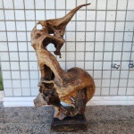 Escultura contemporânea executada a partir de raiz natural de teca (Tectona grandis), cuidadosamente selecionada por sua conformação orgânica e movimento natural sinuoso. A peça apresenta volumetria expressiva, com cavidades, dobras e torções que remetem a formas abstratas e biomórficas, valorizadas pela pátina original da madeira tropical. Dimensões:1,00x0,56x0,49 metros.