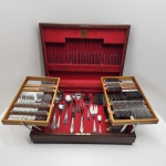 Faqueiro completo Wolf, composto por 130 peças em aço inox de alta qualidade, acondicionado em estojo original de madeira com interior forrado em veludo vermelho e divisórias estruturadas.O conjunto inclui serviço completo de mesa, sobremesa e utensílios especiais, com peças de desenho clássico, lâminas e cabos em inox polido e excelente padrão de acabamento  características marcantes da produção Wolf.