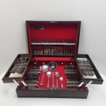 Faqueiro completo da marca Meridional, composto por 130 peças em aço inox de alta qualidade, acondicionado em estojo original em madeira com interior forrado em veludo vermelho. A caixa apresenta sistema de gavetas laterais articuladas e suporte superior, permitindo organização e acesso prático às peças.