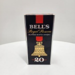 BELLS  ROYAL RESERVE Blended Scotch Whisky  20 Years Old  43% vol, 750mlGarrafa original Bells Royal Reserve, edição envelhecida 20 anos, apresentada em frasco quadriforme característico, com rótulo frontal em preto e dourado trazendo o brasão tradicional da destilaria. Graduação alcoólica 43% vol. (formato antigo, hoje descontinuado).Acompanha caixa original de época, em preto com detalhes vermelhos e dourados, apresentando o icônico sino dourado que identifica a linha Royal Reserve. O conjunto encontra-se em excelente estado de conservação, com lacre superior íntegro e conteúdo completo. Whisky escocês 100% blended, produzido e engarrafado pela Arthur Bell & Sons Ltd., Perth, Scotland, uma das casas mais tradicionais da Escócia, estabelecida em 1825.