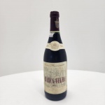 Barca Velha 1991  Casa Ferreirinha  Douro DOC (750 ml / 13% vol.)Símbolo máximo da enologia portuguesa, o Barca Velha 1991 é produzido pela histórica Casa Ferreirinha, do grupo Sogrape, apenas em anos considerados perfeitos. Elaborado com as castas nobres do Douro  Touriga Nacional, Touriga Franca, Tinta Roriz e Tinta Barroca , este vinho passou por longo envelhecimento em barricas de carvalho francês e posterior estágio em garrafa até atingir a maturidade ideal. Apresenta cor rubi intensa, aromas complexos de frutas vermelhas maduras, especiarias, couro e notas de evolução que remetem a cacau e tabaco. No paladar, é denso, equilibrado e persistente, com taninos finos e final harmonioso  um vinho de contemplação, destinado a grandes conhecedores. Origem: Douro DOC, Portugal Produtor: Casa Ferreirinha (Sogrape Vinhos S.A.)Safra: 1991Volume: 750 ml, Teor alcoólico: 13% vol. Categoria: Tinto de guarda  Ícone português