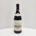 Barca Velha 1991  Casa Ferreirinha  Douro DOC (750 ml / 13% vol.)Símbolo máximo da enologia portuguesa, o Barca Velha 1991 é produzido pela histórica Casa Ferreirinha, do grupo Sogrape, apenas em anos considerados perfeitos. Elaborado com as castas nobres do Douro  Touriga Nacional, Touriga Franca, Tinta Roriz e Tinta Barroca , este vinho passou por longo envelhecimento em barricas de carvalho francês e posterior estágio em garrafa até atingir a maturidade ideal. Apresenta cor rubi intensa, aromas complexos de frutas vermelhas maduras, especiarias, couro e notas de evolução que remetem a cacau e tabaco. No paladar, é denso, equilibrado e persistente, com taninos finos e final harmonioso  um vinho de contemplação, destinado a grandes conhecedores. Origem: Douro DOC, Portugal Produtor: Casa Ferreirinha (Sogrape Vinhos S.A.)Safra: 1991Volume: 750 ml Teor alcoólico: 13% vol. Categoria: Tinto de guarda  Ícone português