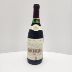 Barca Velha 1991  Casa Ferreirinha  Douro DOC (750 ml / 13% vol.)Símbolo máximo da enologia portuguesa, o Barca Velha 1991 é produzido pela histórica Casa Ferreirinha, do grupo Sogrape, apenas em anos considerados perfeitos. Elaborado com as castas nobres do Douro  Touriga Nacional, Touriga Franca, Tinta Roriz e Tinta Barroca , este vinho passou por longo envelhecimento em barricas de carvalho francês e posterior estágio em garrafa até atingir a maturidade ideal. Apresenta cor rubi intensa, aromas complexos de frutas vermelhas maduras, especiarias, couro e notas de evolução que remetem a cacau e tabaco. No paladar, é denso, equilibrado e persistente, com taninos finos e final harmonioso  um vinho de contemplação, destinado a grandes conhecedores. Origem: Douro DOC, Portugal Produtor: Casa Ferreirinha (Sogrape Vinhos S.A.)Safra: 1991Volume: 750 ml, Teor alcoólico: 13% vol. Categoria: Tinto de guarda  Ícone português
