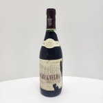 Barca Velha 1991  Casa Ferreirinha  Douro DOC (750 ml / 13% vol.)Símbolo máximo da enologia portuguesa, o Barca Velha 1991 é produzido pela histórica Casa Ferreirinha, do grupo Sogrape, apenas em anos considerados perfeitos. Elaborado com as castas nobres do Douro  Touriga Nacional, Touriga Franca, Tinta Roriz e Tinta Barroca , este vinho passou por longo envelhecimento em barricas de carvalho francês e posterior estágio em garrafa até atingir a maturidade ideal. Apresenta cor rubi intensa, aromas complexos de frutas vermelhas maduras, especiarias, couro e notas de evolução que remetem a cacau e tabaco. No paladar, é denso, equilibrado e persistente, com taninos finos e final harmonioso  um vinho de contemplação, destinado a grandes conhecedores. Origem: Douro DOC, Portugal Produtor: Casa Ferreirinha (Sogrape Vinhos S.A.)Safra: 1991Volume: 750 ml Teor alcoólico: 13% vol. Categoria: Tinto de guarda  Ícone português