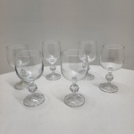Conjunto composto por 6 taças para vinho branco em cristal transparente, todas com corpo liso e haste ornamentada por esfera facetada, detalhe clássico de lapidação decorativa. Base com leve faceteamento radial, produzindo discreto brilho sob a luz. Dimensões:15x7centímetros.