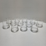 Conjunto composto por doze copos baixos (old fashioned) em cristal transparente. Peças de parede espessa e base reforçada com rebaixo circular, apresentando brilho limpo e boa sonoridade. Design contemporâneo, ideal para whisky, drinks on the rocks.