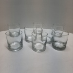 Conjunto composto por oito copos baixos (old fashioned) em demi-cristal transparente, com paredes espessas e base trabalhada em rebaixo circular. Peças de brilho límpido e excelente sonoridade, próprios do cristal semichumbado. Ideais para whisky, drinks ou serviço de mesa refinado. Dimensões:9x8 centímetros.