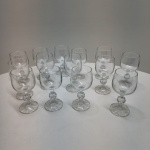 Conjunto composto por 14 taças para vinho branco em cristal transparente, todas com corpo liso e haste ornamentada por esfera facetada, detalhe clássico de lapidação decorativa. Base com leve faceteamento radial, produzindo discreto brilho sob a luz. Dimensões:15x7centímetros.