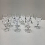 Conjunto composto por 12 taças para licor em cristal transparente, todas com corpo liso e haste ornamentada por esfera facetada, detalhe clássico de lapidação decorativa. Base com leve faceteamento radial, produzindo discreto brilho sob a luz. Dimensões:11x5centímetros.