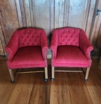 Par de poltronas vintage, décadas de 1970/80, revestidas em veludo rubi de textura encorpada. Modelo de encosto baixo e envolvente, com botonê artesanal e braços em curva suave, finalizados com fileiras de tachas metálicas que acentuam o caráter clássico da peça. Estrutura reta em madeira, com travessas inferiores e rodízios originais, garantindo mobilidade sem perder a estabilidade. Estofamento firme, proporções compactas e excelente presença decorativa.