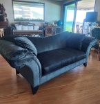 Sofá norte-americano Lane Upholstery, modelo contemporâneo de linhas amplas e encosto envolvente, revestido em veludo grafite de toque macio. Apresenta braços extensos em curva descendente, almofadas soltas de apoio e assento único profundo, garantindo conforto superior. Estrutura sólida em madeira, com pés inclinados, acabamento escuro e proporções generosas que reforçam sua presença cenográfica no ambiente. Peça de qualidade reconhecida da tradicional marca Lane, destacando-se pela robustez, elegância e refinamento do estofamento.0,90x2,30x 0,94.