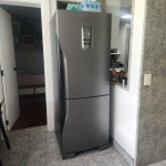 Refrigerador Panasonic com tecnologia Inverter, configuração bottom freezer (freezer na parte inferior) e acabamento metálico grafite. Equipado com painel digital frontal para controle de temperatura e funções especiais, oferecendo operação silenciosa, eficiência energética e refrigeração uniforme. Design contemporâneo, com linhas limpas e puxadores embutidos, ideal para cozinhas modernas e de uso diário. Peça em bom estado geral.