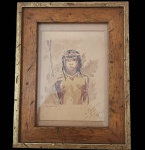 Filha de Tupan, aquarela sobre papel, datada Rio, 1939.Composição figurativa de temática indígena, realizada com paleta terrosa e modelagem suave, típica das aquarelas brasileiras da década de 1930. A figura feminina é apresentada em posição frontal, portando lança e ornamentos tradicionais, destacada sobre fundo vegetal estilizado. No canto inferior direito, dedicatória manuscrita: Ao Manoel, com uma lembrança, ofereci. Rio. Obra preservada em moldura de madeira com filetes dourados. (assinatura não identificada). Dimensões: 23x18 centímetros.
