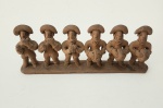 Conjunto de seis figuras em argila, modeladas manualmente sobre base única, representando músicos populares em gestos repetidos. Trabalho típico do artesanato tradicional do Nordeste brasileiro, provavelmente de Pernambuco, década de 19701990. A obra apresenta a linguagem ingênua característica da cerâmica popular, com chapéus largos, corpos compactos e instrumentos estilizados. Peça de forte apelo folclórico e colecionável. Dimensões: 7x18x3 centímetros.