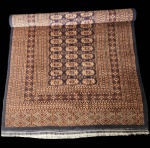 Imponente tapete paquistanês Karachi, elaborado com o tradicional desenho Bokhara, caracterizado pela repetição de fileiras de guls (motivos ovais tribais) ao longo de todo o campo central. A peça apresenta uma paleta sofisticada composta por tons de castanho, ferrugem, marfim e azul profundo, que reforçam a harmonia e o equilíbrio visual. Tecida à mão em lã sobre urdume de algodão, a tapeçaria demonstra excelente regularidade de nós e refinamento clássico da produção paquistanesa, com bordas múltiplas ricamente ornamentadas por padrões geométricos finamente executados. O tapete mantém boa integridade estrutural, com franjas preservadas e leve desgaste natural compatível com seu uso, sem prejuízo estético relevante. Dimensões: 2,07x1,34.