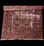 tapete oriental do tipo Karachi, produzido no Paquistão, apresentando o clássico conjunto de motivos geométricos repetitivos, distribuídos de maneira equilibrada ao longo do campo central. O desenho é composto por medalhões estilizados de influência tribal, com contornos angulares e simétricos. A paleta cromática combina tons de vinho, castanho, bege, azul escuro e acentos creme, criando uma atmosfera quente e elegante  característica marcante dos Karachi de produção tradicional. A borda múltipla exibe pequenos padrões geométricos interligados, acrescentando profundidade e sofisticação ao conjunto. Tecida à mão em lã sobre urdume de algodão, a peça evidencia a técnica refinada dos ateliês paquistaneses, com nós regulares e composição bem estruturada. Apresenta desgaste natural em algumas áreas, sem prejuízo relevante à leitura do desenho. Dimensões: 287x1,25