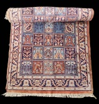 Passadeira indiana Kashmiri, executado inteiramente à mão, trabalho em seda sobre seda. Peça de formato runner, apresentando composição em lajotas geométricas com motivos florais estilizados, arabescos e elementos tradicionais da escola têxtil de Kashmir. A paleta alterna azuis, ocres, telhas e marfim, com excelente definição de desenho, característica dos finos teares de seda. Bordas múltiplas com friso floral contínuo e franjas originais preservadas.Trabalho de alta delicadeza, típico da produção artesanal do norte da Índia. Apresenta leve desbotamento da cor natural do tempo.  Dimensões: 3,07x0,91.