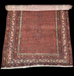 Tapete persa Ferahan, trabalho artesanal em lã sobre algodão.A peça apresenta campo vermelho integralmente preenchido por motivo Herati/Fish miúdo, repetido de forma precisa e típica da tradição antiga de Ferahan. Cercadura múltipla com faixas estreitas geométricas e friso principal em fundo marfim, marcado por desenhos angulares e elementos foliares em azul-marinho, verde e vermelho, características distintivas dos teares da região. Exemplar de composição clássica, com paleta quente e desenho de grande regularidade, representativo dos tapetes Ferahan tradicionais, valorizados pelo detalhe minucioso e equilíbrio ornamental. Apresenta alguns desgaste natural do tempo.  Dimensões: 2,80x1,42.