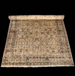 Tapete turco Kayseri (Kaisery), trabalho artesanal em lã sobre algodão.Peça de desenho clássico anatólio, apresentando campo integralmente preenchido por elaborada composição floral simétrica, com palmetas, ramos entrelaçados e rosetas dispostas em repetição contínua, executadas em paleta suave de beges, rosados, azuis e verdes. A cercadura múltipla exibe frisos florais estreitos e borda principal com medaglões ovais alternados, delicadamente contornados, conferindo ritmo e elegância ao conjunto.Exemplar tradicional da manufatura de Kayseri, reconhecida pela precisão do desenho, harmonia cromática e acabamento fino. Dimensões: 2,93x2,02.