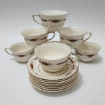 Conjunto inglês composto por 7 xícaras de chá e 7 pires, marca Johnson Bros., padrão Old English, Inglaterra.Peças em faiança inglesa com decoração floral em vermelho escuro e dourado, bordas levemente onduladas e friso geométrico em relevo. O conjunto apresenta craquelê natural do tempo, típico das produções antigas da Johnson Brothers, preservando ainda a estética clássica vitoriana que caracteriza o padrão Old English. Todas as peças marcadas no verso com o selo da manufatura.