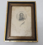 Machado de Assis  retrato gravado, Brasil, c. 18901910.Gravura editorial em preto sobre papel, representando Machado de Assis em busto frontal, com barba característica do período maduro de sua carreira. A obra apresenta assinaturas de desenhista e gravador na base da imagem, seguindo o padrão das ilustrações impressas do final do século XIX. Papel com oxidação e pátina naturais da idade. Assinatura não identificada. Dimensões: 23 x 17 centímetros