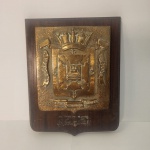 Cabideiro de parede em madeira com aplicação metálica em formato de âncora e dois suportes frontais em bronze. A peça possui estética náutica clássica, ideal para compor ambientes como escritórios, varandas, casas de praia ou decorações temáticas. Estrutura firme, com madeira de bom aspecto e ferragens que reforçam o visual tradicional.        Estado de conservação: apresenta marcas naturais do tempo e sinais de uso, sem comprometer a funcionalidade. Medindo: 25x40x10