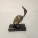 Escultura decorativa em metal representando garça estilizada, produzida pela marca Diplomat, conhecida por peças ornamentais voltadas a ambientes corporativos e residenciais. A base apresenta placa Brasilcred Seguros, empresa brasileira do setor securitário fundada na década de 1990, indicando origem institucional ou comemorativa.                  Estado de conservação: bom estado geral, com marcas superficiais compatíveis com o tempo. Medindo: 14x6x10