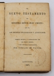 Livro: `El Nuevo Testamento de Nuestro Señor Jesu Cristo` que es, Los Escritos Evangelicos y Apostolicos. Version revista y confrontada con el texto griego, y con diversas traducciones, por Cipriano de Valera. Londres, 1867; 547p. Enc. de época, cortes dourados. Identificação de extinta biblioteca particular.