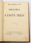 Livro: MORAES FILHO, Mello. `História e Costumes`, 1ª edição. Prefácio de Rocha Pombo. Rio de Janeiro: Garnier (1904); 233p. Enc. Com picos de inseto sem alcançar o texto.