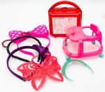 Lote com 7 peças: 1 maleta em acrílico 12x12cm, 1 andador com rodinhas 14x12cm, 3 arcos e mais 2 peças. Oportunidade. 