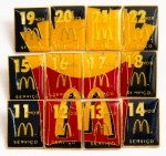 Colecionismo - Set de 12 Pins do McDonalds - Alusivos ao tempo de casa do funcionário - de tempos em tempos ganhava um ao final formava o pacote de Batatas Fritas - de 11 a 22 anos