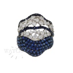 MAGNÍFICO ANEL DE DIAMANTES E SAFIRAS EM OURO BRANCO 18K (0.750). PEDRAS: 30 DIAMANTES NATURAIS, LAPIDAÇÃO BRILHANTE, TOTALIZANDO 1.10 QUILATE; 130 SAFIRAS NATURAIS DE APROX. 2,5m6m. PESO: 11,2g, ARO 16.  GARANTIA DE AUTENTICIDADE. PAGAMENTO PODE SER FEITO EM ATÉ 12X NOS CARTÕES DE CRÉDITO COM CUSTO OPERACIONAL DE 13% DO VALOR TOTAL DA ARREMATAÇÃO. OS LANCES SÃO IRREVOGÁVEIS E IRRETRATÁVEIS. RETIRE SUAS DÚVIDAS ENTRANDO EM CONTATO PELO NOSSO WHATSAPP (51) 98118-7815.