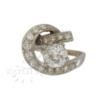 ANEL SOLITÁRIO COM DIAMANTE DE 1,57 QUILATE EM OURO BRANCO 18K (0.750). PESO: 6.1g. PEDRA CENTRAL: DIAMANTE NATURAL, LAPIDAÇÃO BRILHANTE DE 52 FACETAS, 1,57 QUILATE (PEDRA POSSUI UM PEQUENO LASCADO NA BORDA). PUREZA SI3, COR M. PEDRAS DO CONTORNO: 15 DIAMANTES LAPIDAÇÃO BRILHANTE DE 52 FACETAS, TOTALIZANDO 55 PONTOS (0,55 QUILATE). ARMAÇÃO EM OURO BRANCO 18K (0.750), ARO 10.  GARANTIA DE AUTENTICIDADE. PAGAMENTO PODE SER FEITO EM ATÉ 12X NOS CARTÕES DE CRÉDITO COM CUSTO OPERACIONAL DE 13% DO VALOR TOTAL DA ARREMATAÇÃO. OS LANCES SÃO IRREVOGÁVEIS E IRRETRATÁVEIS. RETIRE SUAS DÚVIDAS ENTRANDO EM CONTATO PELO NOSSO WHATSAPP (51) 98118-7815.