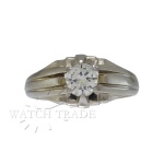ANEL SOLITÁRIO MASCULINO DIAMANTE DE 68 PONTOS EM OURO BRANCO 18K (0.750) **COM LAUDO DO IBGM**. PESO: 6.35g. PEDRA: DIAMANTE NATURAL, LAPIDAÇÃO BRILHANTE DE 52 FACETAS, 68 PONTOS (0,68 QUILATE) PUREZA VS2, COR L-M. O ANEL POSSUÍ TIMBRES LEGAIS INGLESES DE OURO 18K (0.750), ARO 25. ACOMPANHA LAUDO PERICIAL DO INSTITUTO BRASILEIRO DE GEMAS E METAIS PRECIOSOS.  GARANTIA DE AUTENTICIDADE. PAGAMENTO PODE SER FEITO EM ATÉ 12X NOS CARTÕES DE CRÉDITO COM CUSTO OPERACIONAL DE 13% DO VALOR TOTAL DA ARREMATAÇÃO. OS LANCES SÃO IRREVOGÁVEIS E IRRETRATÁVEIS. RETIRE SUAS DÚVIDAS ENTRANDO EM CONTATO PELO NOSSO WHATSAPP (51) 98118-7815.