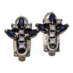PAR DE BRINCOS DE DIAMANTES E SAFIRAS EM OURO BRANCO 18K (0.750). PEDRAS: 10 DIAMANTES DE 5 PONTOS CADA (0,05 QUILATE), PUREZA SI2, COR `J`, LAPIDAÇÃO BRILHANTE. TOTAL EM DIAMANTES: 0,5 QUILATE. 6 SAFIRAS EM LAPIDAÇÃO NAVETE DE APROX. 10 PONTOS CADA. PESO TOTAL: 5,54g. GARANTIA DE AUTENTICIDADE. PAGAMENTO PODE SER FEITO EM ATÉ 12X NOS CARTÕES DE CRÉDITO COM CUSTO OPERACIONAL DE 13% DO VALOR TOTAL DA ARREMATAÇÃO. OS LANCES SÃO IRREVOGÁVEIS E IRRETRATÁVEIS. RETIRE SUAS DÚVIDAS ENTRANDO EM CONTATO PELO NOSSO WHATSAPP (51) 98118-7815.  