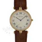 RELÓGIO CARTIER TRINITY EM OURO 18K (0.750). REF. 881003. CAIXA EM OURO AMARELO, BRANCO E ROSÉ 18K (0.750) MACIÇO, ASSINADA CARTIER. MEDE 30mm. VIDRO EM CRISTAL DE SAFIRA. MÁQUINA QUARTZ CARTIER CALIBRE 690. PULSEIRA EM COURO. FECHO EM OURO 18K (0.750) MACIÇO, ASSINADO CARTIER.  RELÓGIO FUNCIONANDO, MAS NÃO REVISADO. GARANTIA DE AUTENTICIDADE. PAGAMENTO PODE SER FEITO EM ATÉ 12X NOS CARTÕES DE CRÉDITO COM CUSTO OPERACIONAL DE 13% DO VALOR TOTAL DA ARREMATAÇÃO. OS LANCES SÃO IRREVOGÁVEIS E IRRETRATÁVEIS. RETIRE SUAS DÚVIDAS ENTRANDO EM CONTATO PELO NOSSO WHATSAPP (51) 98118-7815.