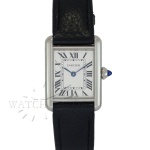 RELÓGIO CARTIER TANK MUST. REF. 4322 ***ANO 2025***. CAIXA EM AÇO INOXIDÁVEL, ASSINADA CARTIER. MEDE 29x22mm. VIDRO EM CRISTAL DE SAFIRA. COROA CLÁSSICA CARTIER COM ESPINÉLIO AZUL. MÁQUINA QUARTZ CARTIER CALIBRE 157. PULSEIRA EM COURO, ASSINADA CARTIER. FECHO EM AÇO INOXIDÁVEL, ASSINADO CARTIER. POSSUI ESTOJO E DOCUMENTOS ORIGINAIS CARTIER. GARANTIA ABERTA EM 03/2025, GARANTIA INTERNACIONAL CARTIER ATÉ 03/2027. PAGAMENTO PODE SER FEITO EM ATÉ 12X NOS CARTÕES DE CRÉDITO COM CUSTO OPERACIONAL DE 13% DO VALOR TOTAL DA ARREMATAÇÃO. OS LANCES SÃO IRREVOGÁVEIS E IRRETRATÁVEIS. RETIRE SUAS DÚVIDAS ENTRANDO EM CONTATO PELO NOSSO WHATSAPP (51) 98118-7815.