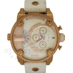 RELÓGIO DIESEL CRONÓGRAFO DUAL TIME. REF. DZ-7271. CAIXA EM AÇO INOXIDÁVEL, COM ACABAMENTO DOURADO. MEDE 51.5mm. VIDRO EM CRISTAL MINERAL. MÁQUINA QUARTZ. PULSEIRA EM COURO, ASSINADA DIESEL. FECHO EM AÇO INOXIDÁVEL COM ACABAMENTO DOURADO, ASSINADO DIESEL. RELÓGIO FUNCIONANDO, PORÉM NÃO REVISADO. GARANTIA DE AUTENTICIDADE. PAGAMENTO PODE SER FEITO EM ATÉ 12X NOS CARTÕES DE CRÉDITO COM CUSTO OPERACIONAL DE 13% DO VALOR TOTAL DA ARREMATAÇÃO. OS LANCES SÃO IRREVOGÁVEIS E IRRETRATÁVEIS. RETIRE SUAS DÚVIDAS ENTRANDO EM CONTATO PELO NOSSO WHATSAPP (51) 98118-7815.