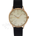 RELÓGIO OMEGA 30T2 OVERSIZED EM OURO ROSÉ 18K (0.750). CAIXA EM OURO ROSÉ 18K (0.750). MEDE 37.5mm. VIDRO EM ACRÍLICO. MÁQUINA CORDA MANUAL OMEGA CALIBRE 30T2. PULSEIRA EM COURO.  RELÓGIO FUNCIONANDO, PORÉM NÃO REVISADO. GARANTIA DE AUTENTICIDADE. PAGAMENTO PODE SER FEITO EM ATÉ 12X NOS CARTÕES DE CRÉDITO COM CUSTO OPERACIONAL DE 13% DO VALOR TOTAL DA ARREMATAÇÃO. OS LANCES SÃO IRREVOGÁVEIS E IRRETRATÁVEIS. RETIRE SUAS DÚVIDAS ENTRANDO EM CONTATO PELO NOSSO WHATSAPP (51) 98118-7815.
