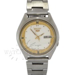 RELÓGIO SEIKO DAY DATE BULLSEYE JAPONÊS AUTOMÁTICO. CAIXA EM AÇO INOXIDÁVEL ASSINADA SEIKO. REF. 7009-S028. MEDE 37mm (SEM CONTAR GARRAS E COROA). VIDRO ACRÍLICO. COROA EM AÇO, SEM ASSINATURA SEIKO. MÁQUINA SEIKO JAPONESA AUTOMÁTICA CALIBRE 7009. PULSEIRA EM AÇO INOXIDÁVEL. RELÓGIO FUNCIONANDO, PORÉM NÃO REVISADO. GARANTIA DE AUTENTICIDADE. PAGAMENTO PODE SER FEITO EM ATÉ 12X NOS CARTÕES DE CRÉDITO COM CUSTO OPERACIONAL DE 13% DO VALOR TOTAL DA ARREMATAÇÃO. OS LANCES SÃO IRREVOGÁVEIS E IRRETRATÁVEIS. RETIRE SUAS DÚVIDAS ENTRANDO EM CONTATO PELO NOSSO WHATSAPP (51) 98118-7815.