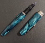 Caneta - modelo bico de Pena !! corpo cor verde mesclado com branco !! Coleção Agostini !! com pontra de Tungstenio !! carga tipo troca descartavel !! compra em qualquer papelaria !! carga vazia  !! bem conservada !! acervo de colecionador !!