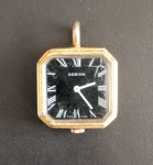 Relogio de Bolso !! Marca Domina !! medelo pequeno caixa quadrada !! sem corrente, cor de ouro !! precisa conserto !! ou revisão muito tempo parado !!  acervpo de coelcionador !! fundo preto , numeral em romanos !!