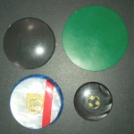 Colecionismo- Futebol de Mesa !! 4 peças - Palheta cor verde + 3 botoes Craque da Inglaterra !! + jogador com forma concava !! e pequeno craque com desenho de bola !!