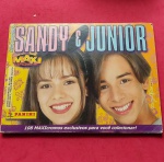 Album de figuras SANDY e JUNIOR !! Panini ano de 1999 !!Raridade ! Com fotos de infancia !! 80% completo !! Raridade Valor estimado de mercado= 350,00 Reais !! 
