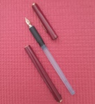 Caneta - Modelo Bico de Penna !! marca AUrora !! pena de ouro !! 14K !! detalhes em plaker !! peça bem conservada !! cor vermelha !! acervo de colecionador !!